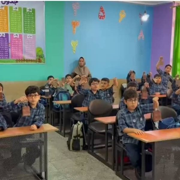 نرجس درزی پور آموزگار پایه سوم دبستان پسرانه غیردولتی شهید فخرایی بوشهر